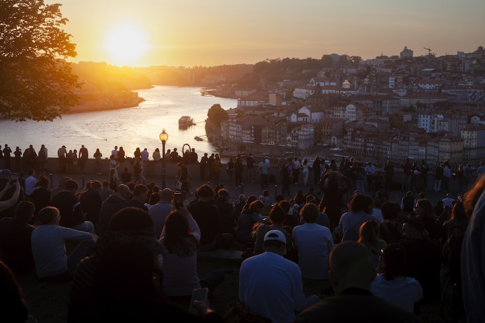 Ein Geheimtipp ist der Jardim do Morro in Porto nicht – die Aussicht zum Sonnenuntergang trotzdem Atemberaubend