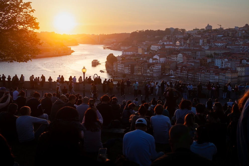 Ein Geheimtipp ist der Jardim do Morro in Porto nicht – die Aussicht zum Sonnenuntergang trotzdem Atemberaubend