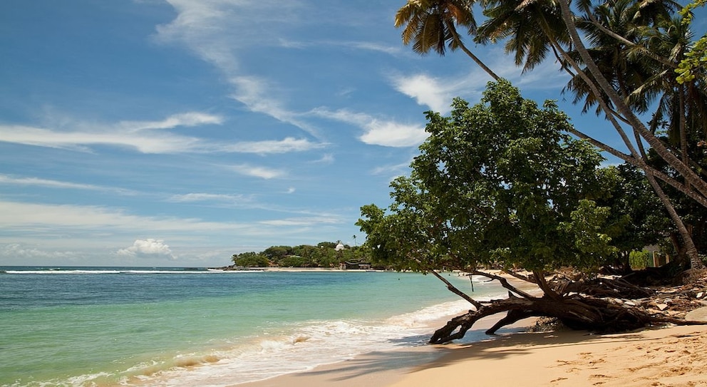 Der Strand von Unawatuna liegt an der Südküste Sri Lankas und eignet sich besonders gut für Familien mit Kindern