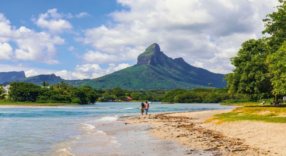 Tamarin Bay offers a quiet bay and a great view and is a true insider tip among the beaches in Mauritius