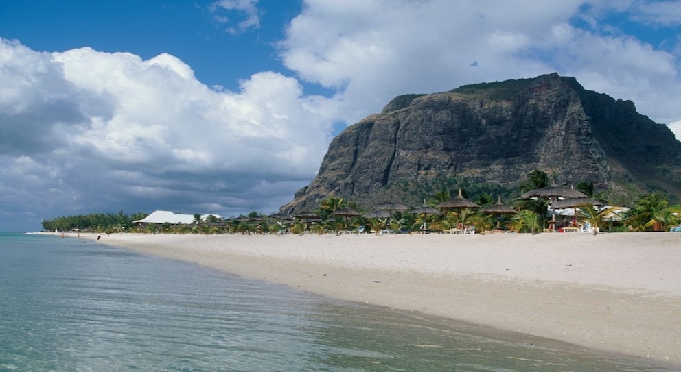 Le Morne Beach befindet sich im gleichnamigen Küstenort und lockt mit traumhafter Kulisse