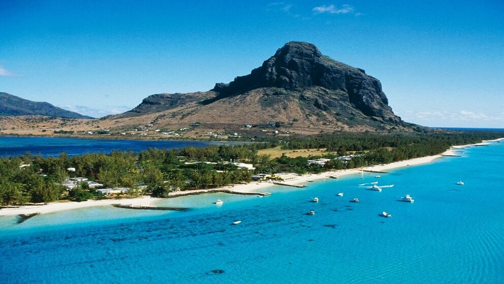 Der Le Morne Brabant ist nicht nur das Wahrzeichen von Mauritius, ihm liegen auch die schönsten Strände der Insel zu Füßen
