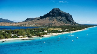 Der Le Morne Brabant ist nicht nur das Wahrzeichen von Mauritius, ihm liegen auch die schönsten Strände der Insel zu Füßen