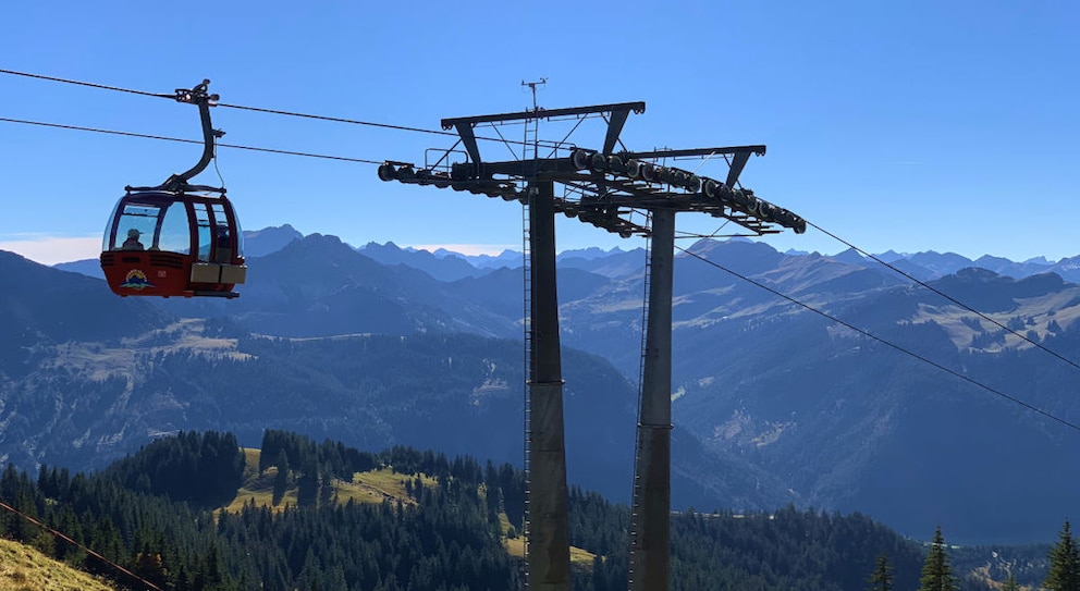 Wem der alleinige Aufstieg zu anspruchsvoll ist, kann für Teile der Strecke in der Seilbahn ein Päuschen einlegen