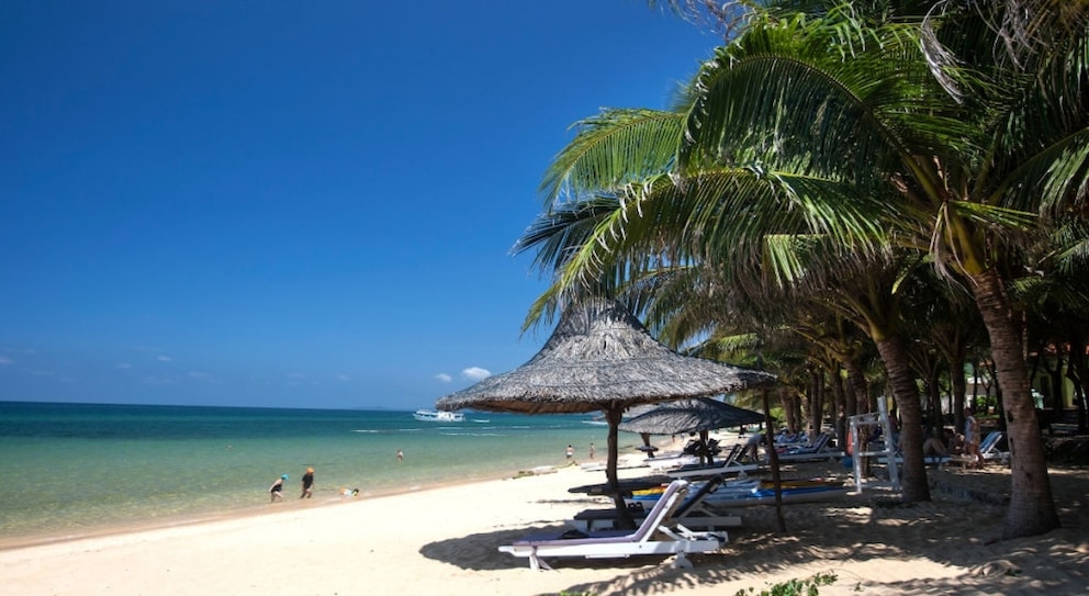 Was aus diesem Foto nicht hervorgeht, ist an diesem Strand in Vietnam Programm: hier ist immer etwas los!