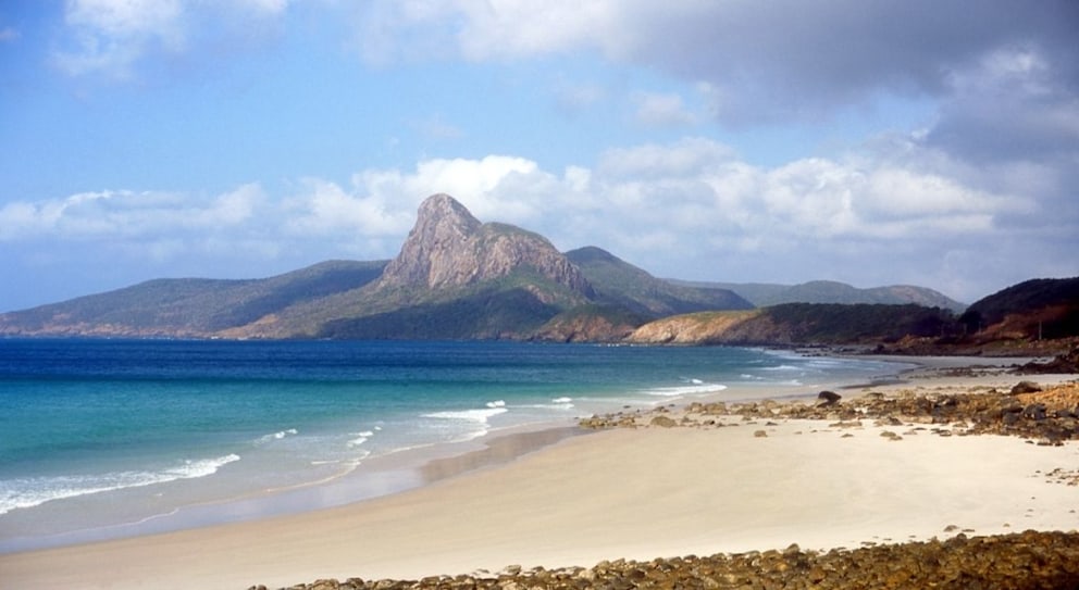 Der Blick auf die Berge ist am Bhai Nhat Beach grandios