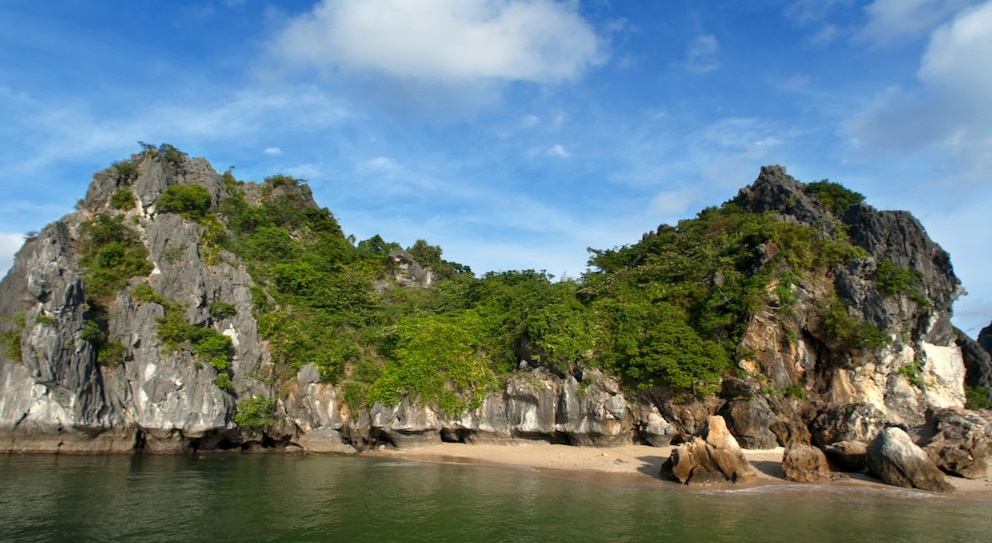 Die Bucht Ha Long befindet sich in der Nähe der Stadt Haiphong und ist nicht die einzige schöne Bucht der Gegend