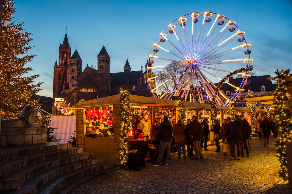 Der Weihnachtsmarkt in Maastricht auf dem Vrijthof Platz hat nicht nur ein Riesenrad, sondern auch eine eigene Eislaufbahn