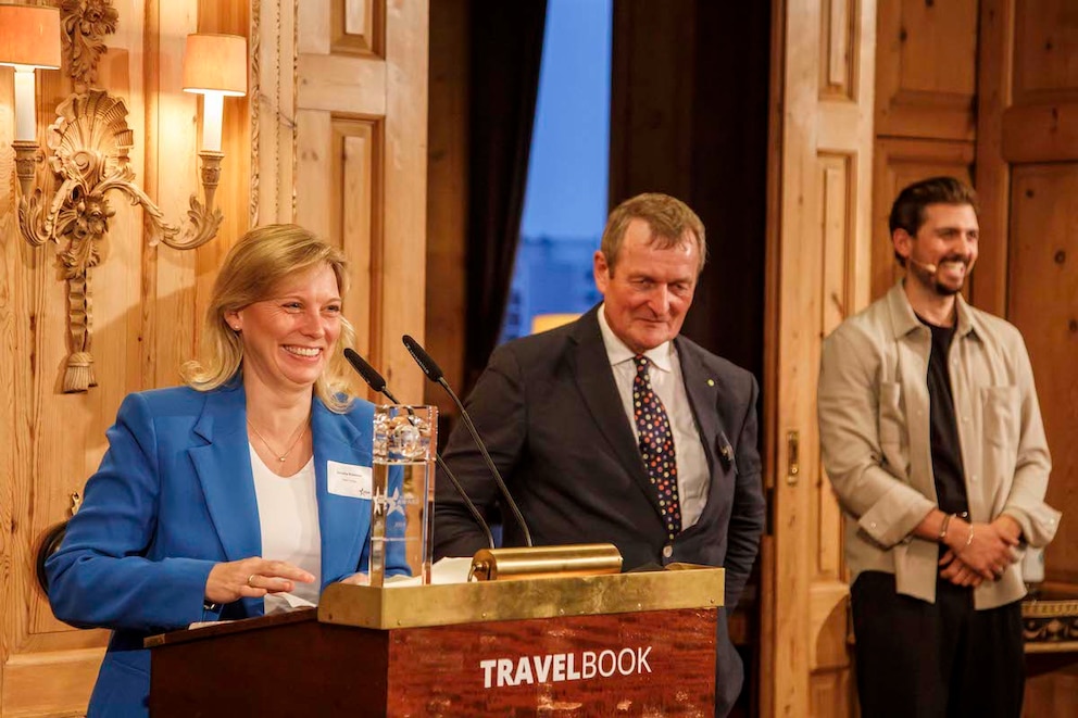 Dorothe Klömmer (Bürgermeisterin von Tönning) und Michael Kruse (Leiter der Nationalparkverwaltung Schleswig-Holsteinisches Wattenmeer) nahmen den Award für den besten Nationalpark der DACH-Region entgegen