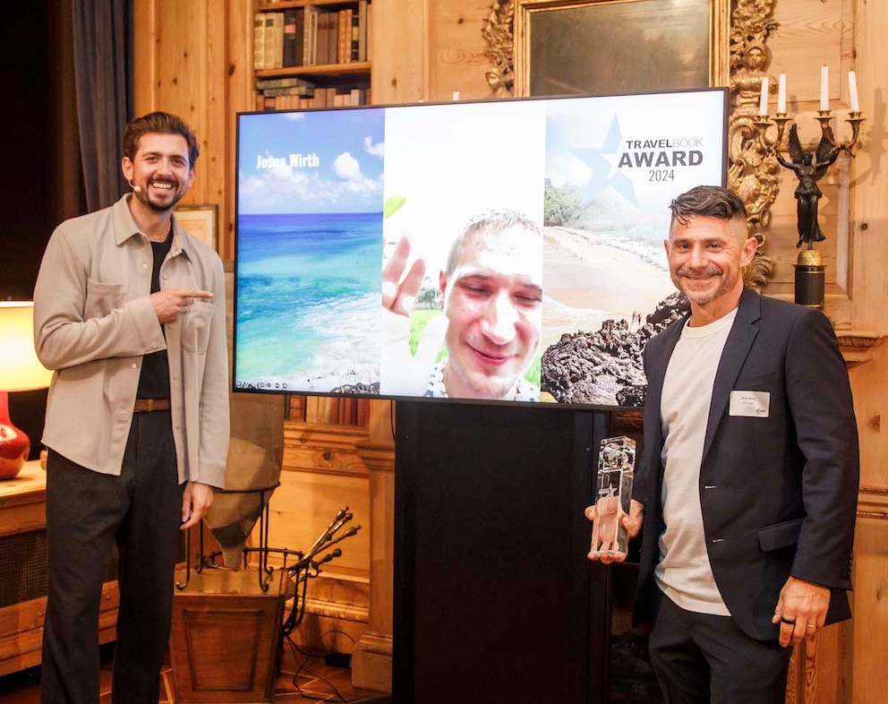 Nuno Alves (r., Chefredakteur der Books) übergab den Preis für die TRAVELBOOK Personalien of the year an Josua Wirth alias Travell4llove, welcher an diesem Abend leider nicht persönlich vor Ort sein konnte