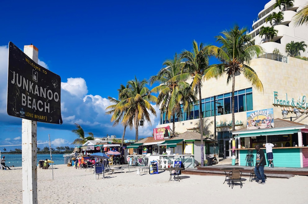 Junkanoo Beach ist ein belebter, öffentlicher Strand auf den Bahamas