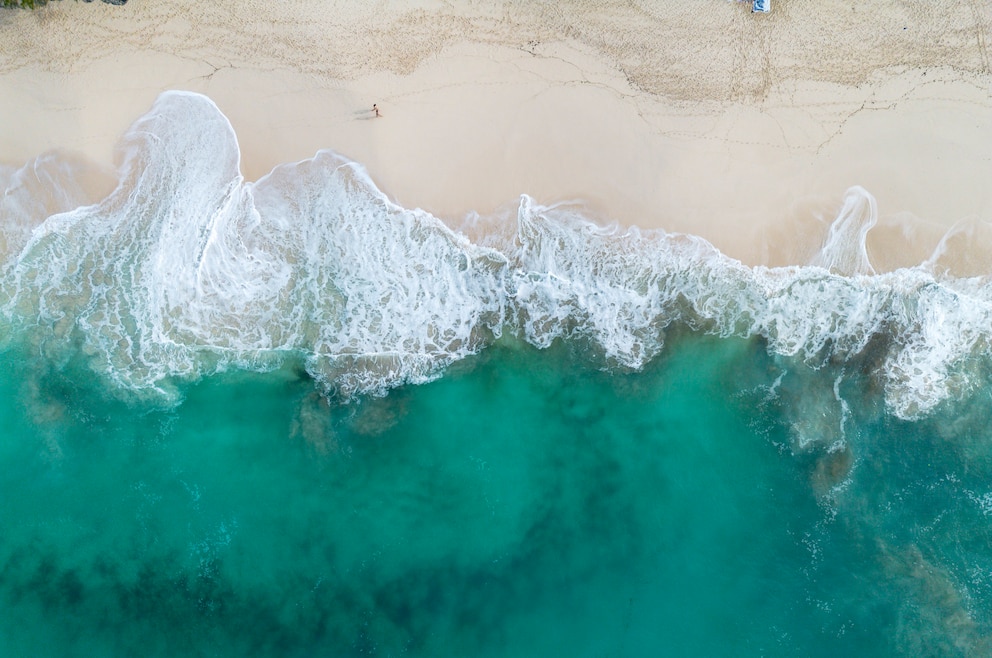 Cabbage Beach ist ein beliebter, langgezogener Strand auf Paradise Island, Bahamas