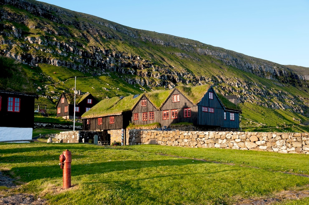 In malerischer Lage präsentiert sich das farmhaus aus dem 11. Jahrhunder in Kirkjubøur auf den Färöer Inseln