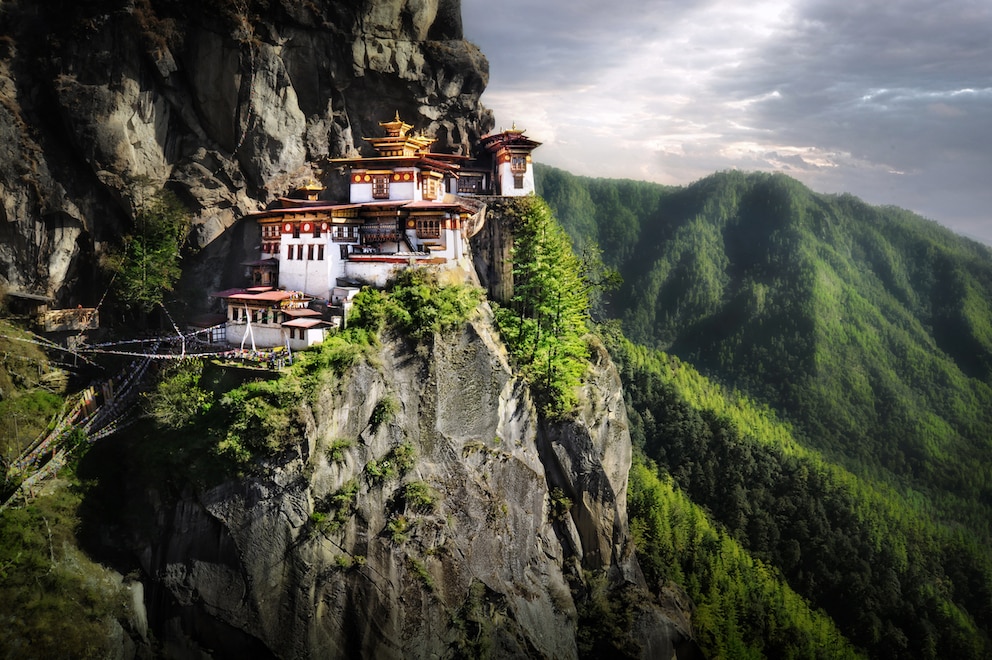 Ein Kloster in den Bergen des Königreichs Bhutan