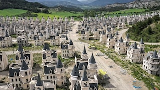 Es wirkt ein wenig unheimlich: In der Siedlung „Burj Al Babas“ in der Türkei reiht sich ein verlassenes Schloss an das nächste