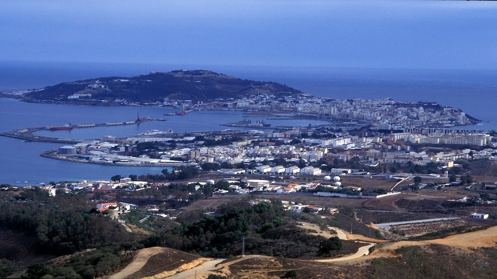 Ceuta liegt auf einer Halbinsel auf dem afrikanischen Kontinent, gehört politisch aber zu Spanien. Das sorgt immer wieder für Spannungen.