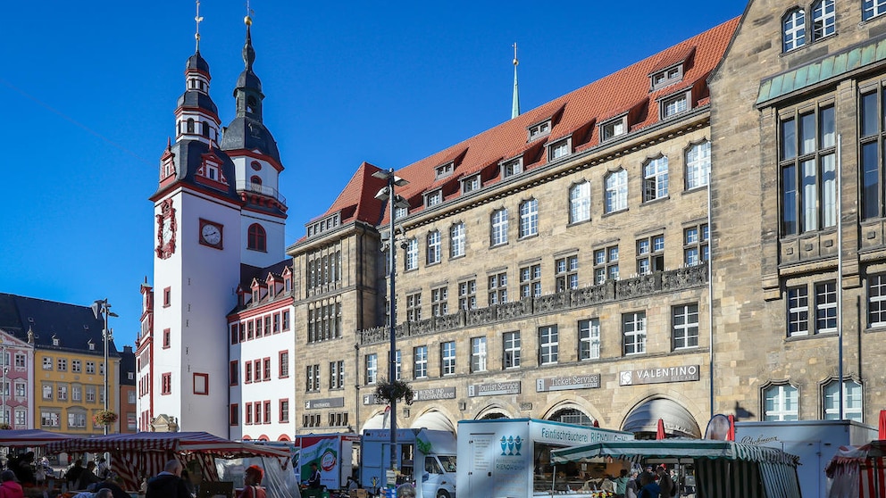 Das Alte Rathaus und die Stadtverwaltung am Markt im Zentrum sind Wahrzeichen von Chemnitz, der Kulturhauptstadt Europas 2025