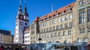 Das Alte Rathaus und die Stadtverwaltung am Markt im Zentrum sind Wahrzeichen von Chemnitz, der Kulturhauptstadt Europas 2025