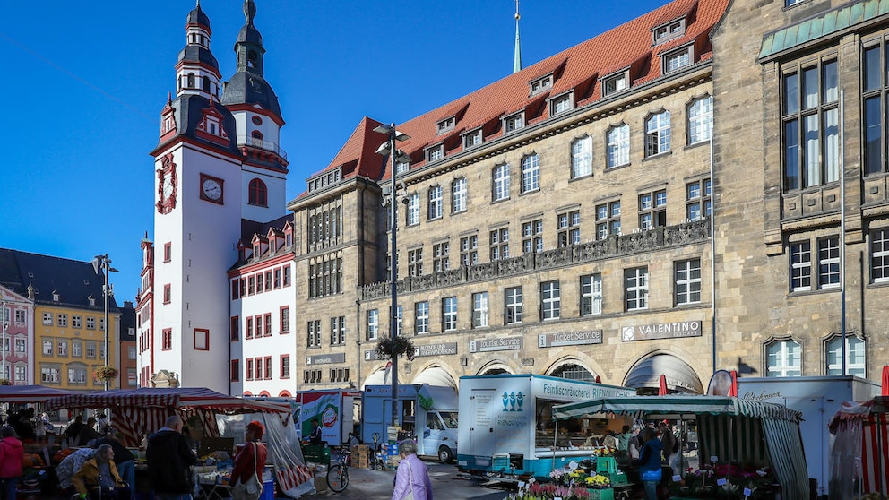 Das Alte Rathaus und die Stadtverwaltung am Markt im Zentrum sind Wahrzeichen von Chemnitz, der Kulturhauptstadt Europas 2025