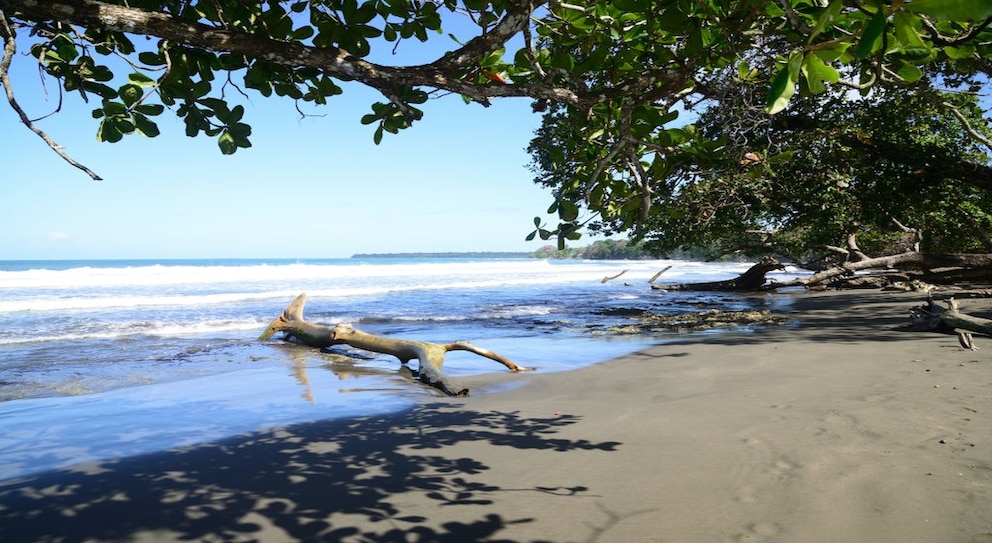 Der außergewöhnlich dunkle Sand gab dem Playa Negra in Costa Rica seinen Namen