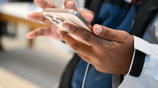 Ein Mann hält ein iPhone 16 in den Händen
