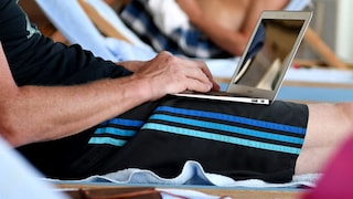 Ein Urlauber am Laptop