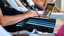 Ein Urlauber am Laptop