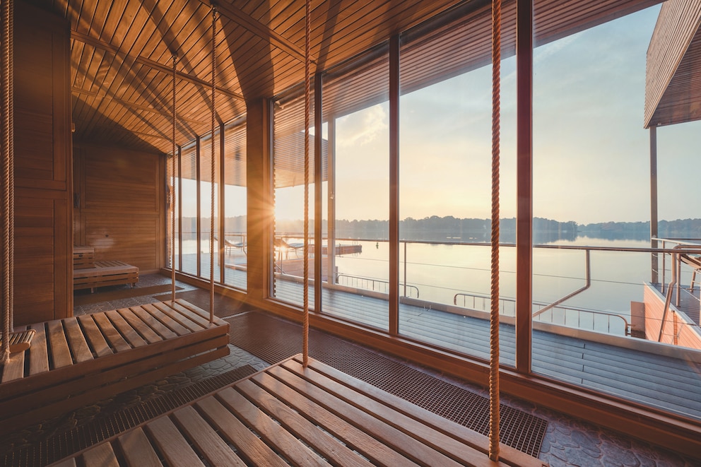 Von der Fontane Therme aus blickt man auf den Ruppiner See