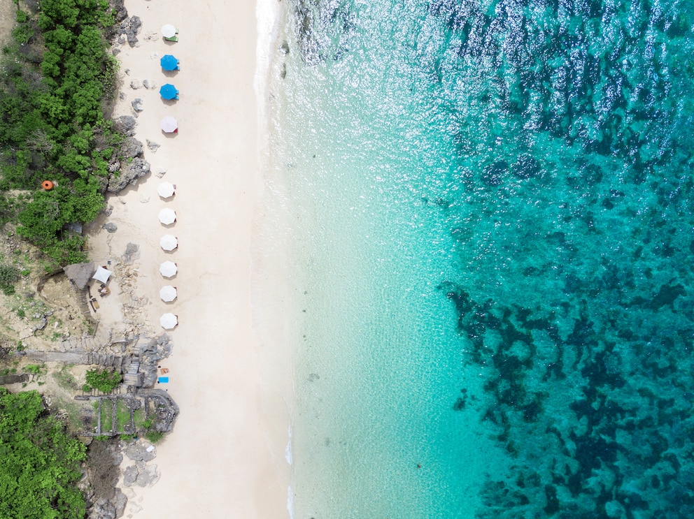 Weißer Sand trifft türkisblaues Meer: der Melasti Beach auf Bali