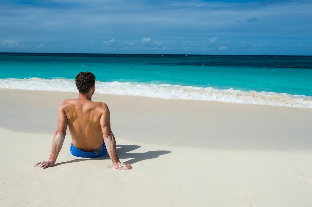 Mann am Strand auf Anguilla