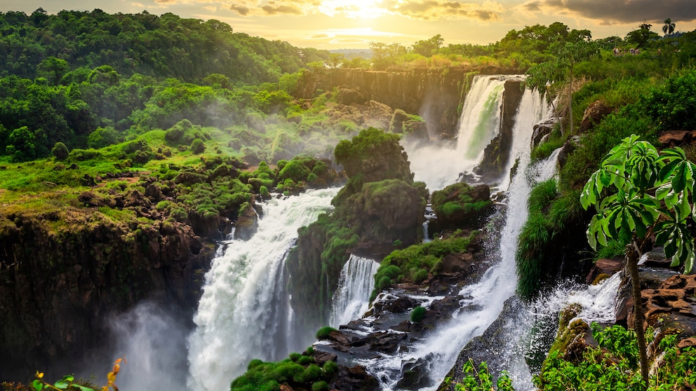 Iguazú-Wasserfälle an der Grenze zwischen Brasilien und Argentinien