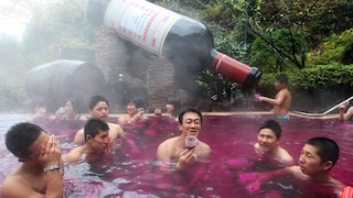 Eine angeheiterte Menschenmenge in der roten Brühe: Hier baden im japanischen Hakone Spa-Besucher in Rotwein