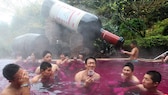 Eine angeheiterte Menschenmenge in der roten Brühe: Hier baden im japanischen Hakone Spa-Besucher in Rotwein