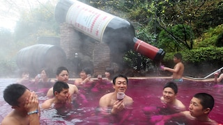 Eine angeheiterte Menschenmenge in der roten Brühe: Hier baden im japanischen Hakone Spa-Besucher in Rotwein