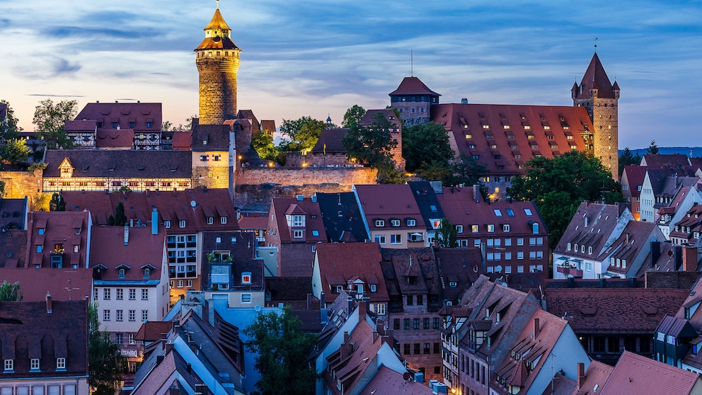 Die Kaiserburg in Nürnberg bei Dämmerung mit dem beleuchteten Sinwellturm