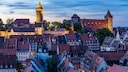 Die Kaiserburg in Nürnberg bei Dämmerung mit dem beleuchteten Sinwellturm