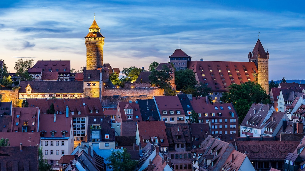 Die Kaiserburg in Nürnberg bei Dämmerung mit dem beleuchteten Sinwellturm