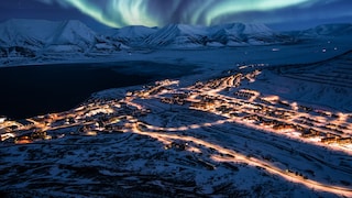 Auf der Welt gibt es einige Orte, an denen für mehrere Wochen die Sonne nicht aufgeht – so unter anderem auch in Longyearbyen