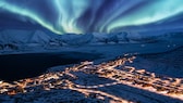 Auf der Welt gibt es einige Orte, an denen für mehrere Wochen die Sonne nicht aufgeht – so unter anderem auch in Longyearbyen