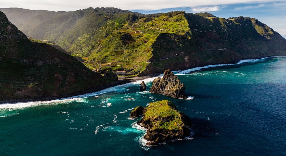 Der Strand Praia de Porto Moniz liegt am Ende des Küstenortes Ribeira da Janela und ist einer der schönsten Strände auf Madeira