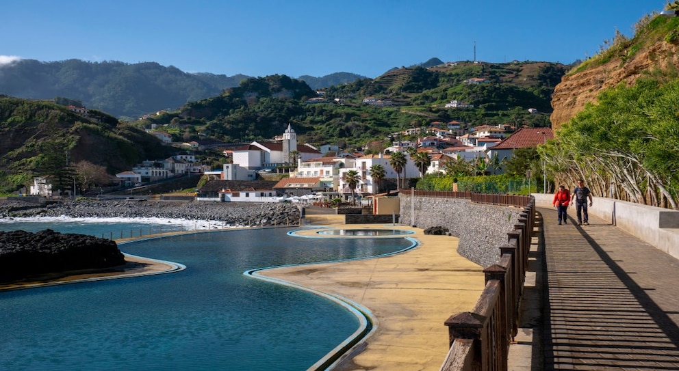 In Porto Da Cruz auf Madeira gibt es neben einem Salzwasserbecken auch zwei Naturstrände