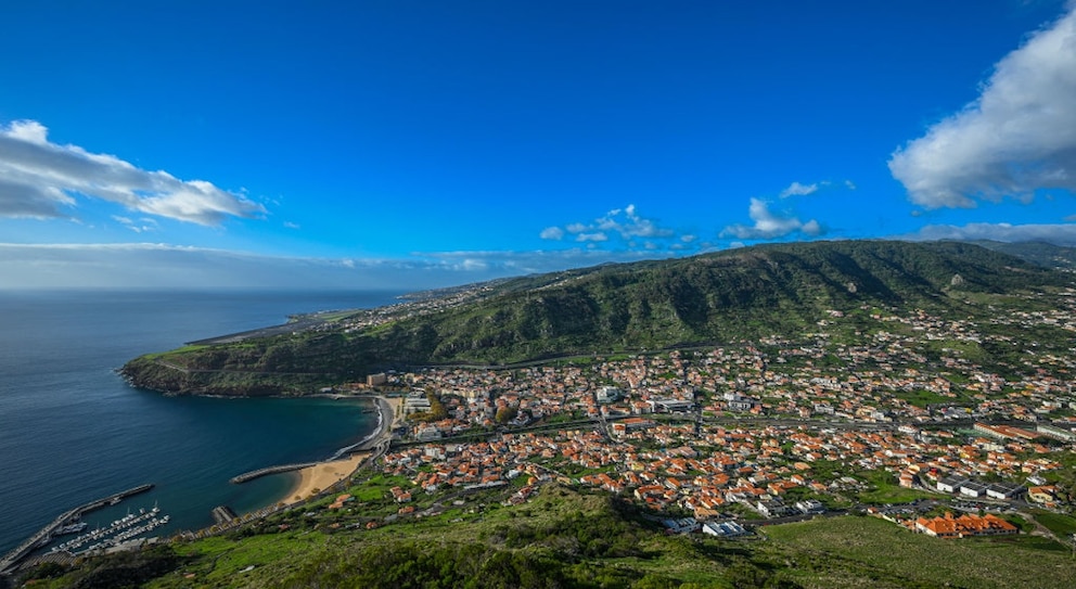 Am Fuße der Stadt Machico befindet sich ein Strand mit hellem, weichen Sand – für Madeira sehr untypisch