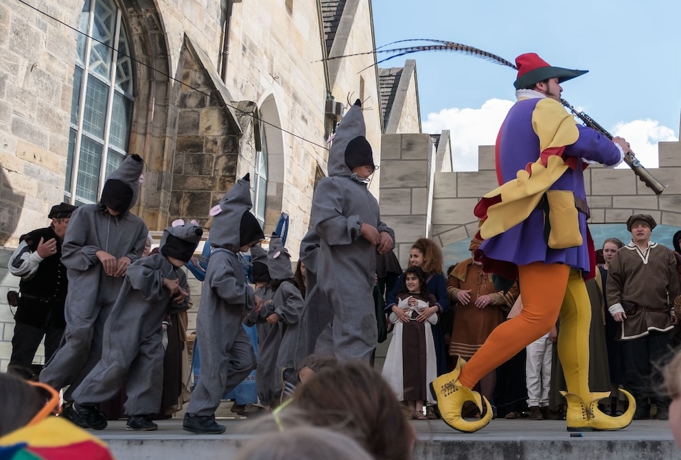 Die Deutsche Märchenstraße führt auch zu den Schauplätzen von Grimms Märchen. Wie hier zum Rattenfänger-Spiel nach Hameln