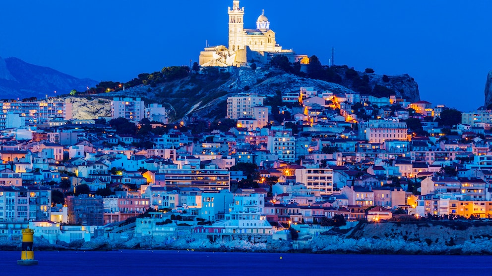 Die Kirche Notre-Dame de la Garde thront hoch über der Stadt Marseille