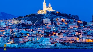 Die Kirche Notre-Dame de la Garde thront hoch über der Stadt Marseille