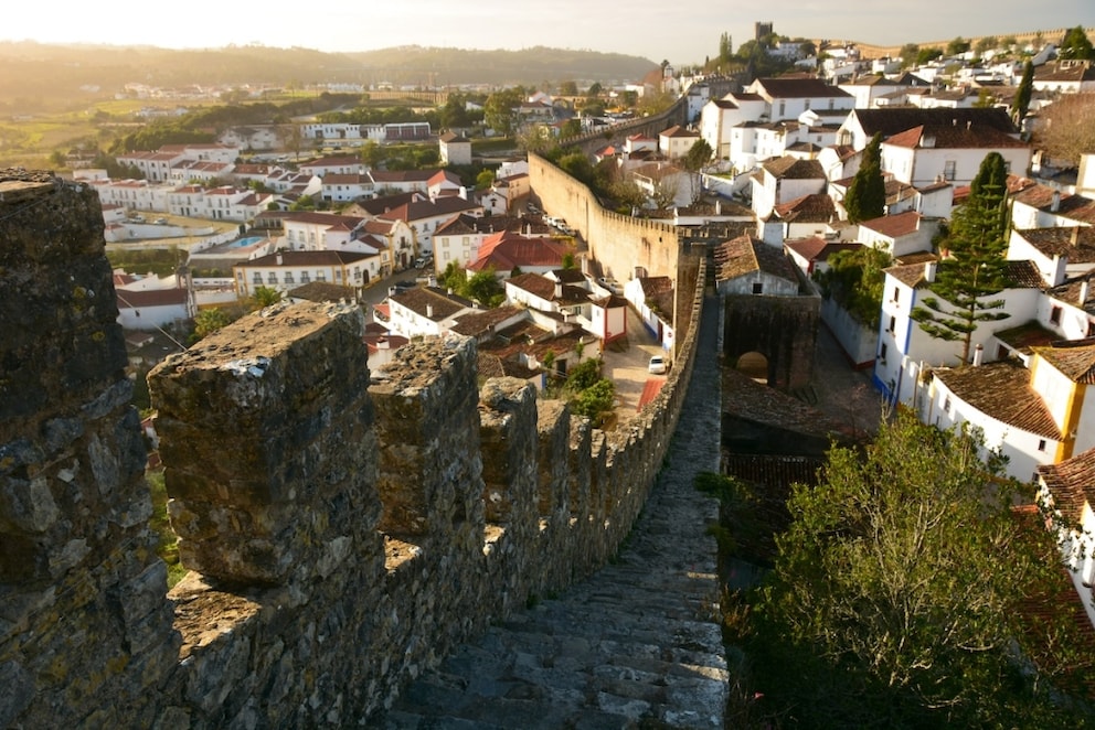 Óbidos ist umgeben von einer großen Stadtmauer