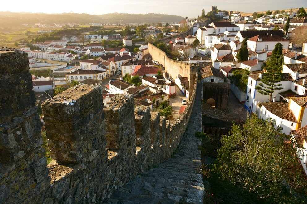 Óbidos ist umgeben von einer großen Stadtmauer