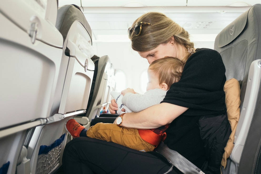 Frau mit Kind im Flugzeug