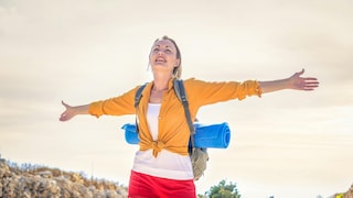 Frau streckt die Arme aus