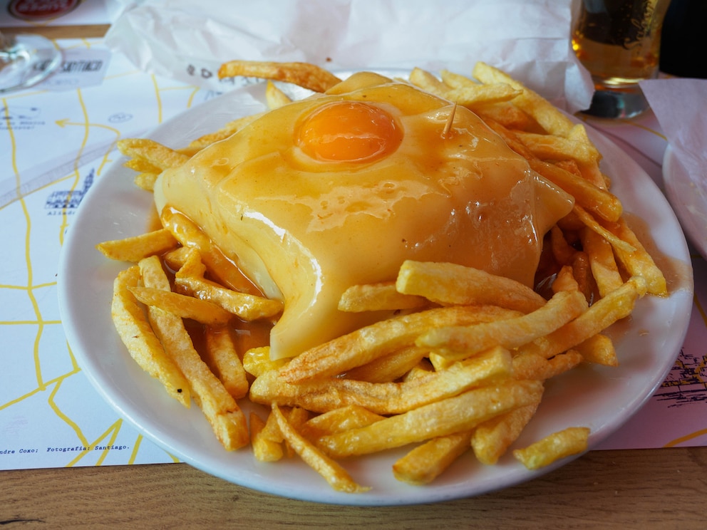 Porto ist bekannt für die Francesinha, ein überbackenes Sandwich